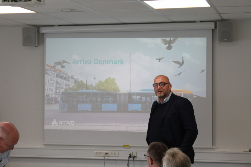 Regionsdirektør Henrik La Cour fortalte om hvad Arriva Danmark A/S er i dag, om forskellene på at køre busser henh. Tog, den strikse Arriva-kvalitetscertificering og om hvorfor man supplerer med delebilsordningen ShareNow.