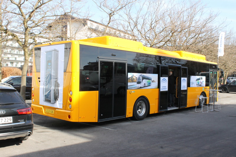 Der skulle egentlig være blevet præsenteret en af de nye elektriske Yutong T12E-turistbusser til Vikingbus. Men i stedet blev det en af de efterhånden mange E12-bybusser leveret i Danmark, her til Tide Bus i Næstved.