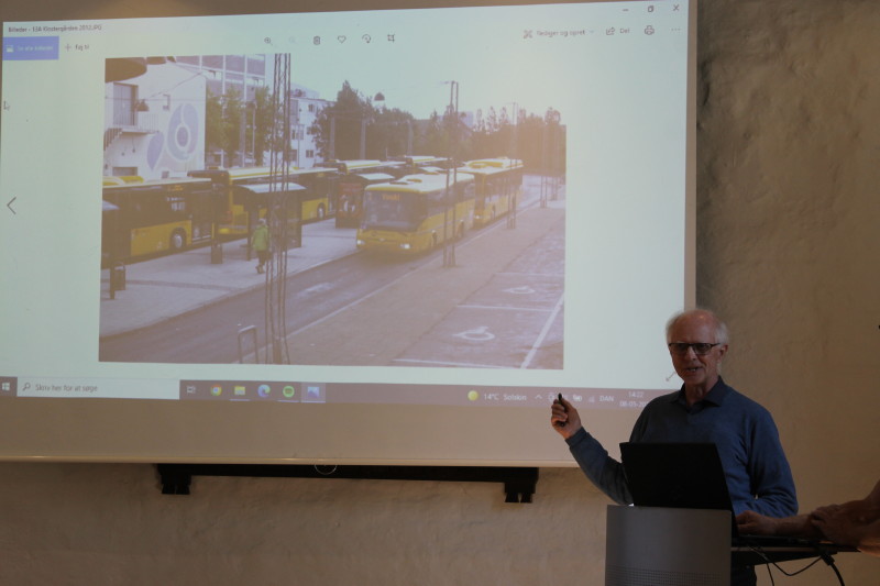 Og her er vi nået frem i foredraget til, da bybusserne holdt ved Klostergaarden.