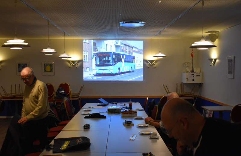Lars Ersgaard viste billeder af X-bus og lignende danske fjernbuslinjer.