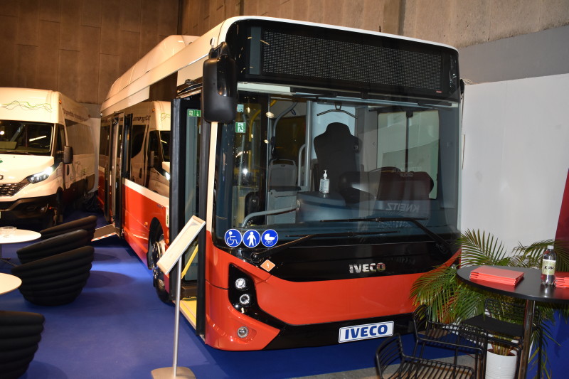 Iveco viste denne midibus, en Iveco E-Way/Heuliex GX137. Det er en midibus i 9,5-10,7 meter klassen der kun er 2,33 meter bred. Den er leveret til HZ Bussar i Torshavn. Man kører for det kommunale Bussleiðin, der gerne vil have emmisionsfri busser fra 2027.