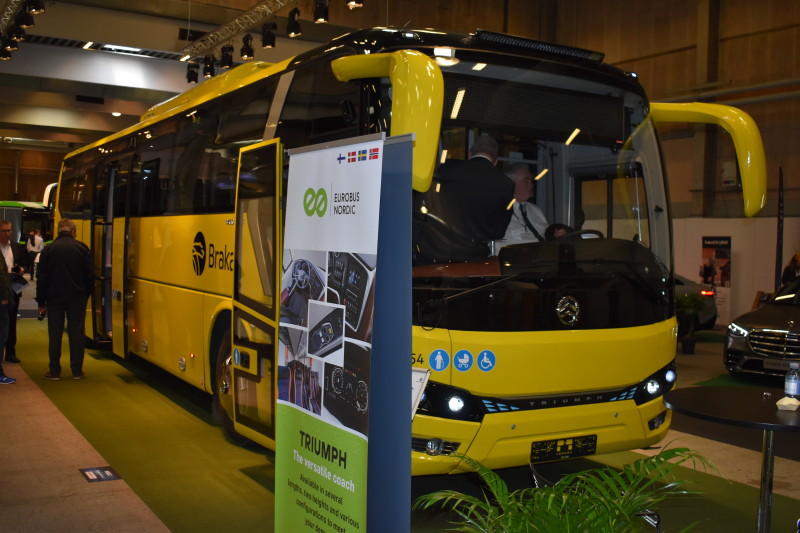 Topnummeret fra Eurobus Nordic var denne Golden Dragon Triumph, en rutebil/skolebus/dagturist. Den udstillede var leveret i Norge, til kørsel for Brakar, Viken Fylkeskommunes trafikselskab.