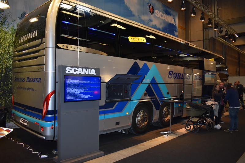 En bus i vognmandens farver! Scania introducerede den spanske karrosserimodel Beulas Glory højdækker, som man allerede har leveret til Sørens Rejser i Kjellerup.