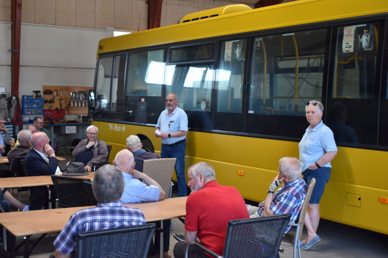 I garagen hos TK-Bus fortalte indehaverparret Tommy og Vera Krog om firmaet og om hvorfor de valgte at etablere sig som busvognmænd.