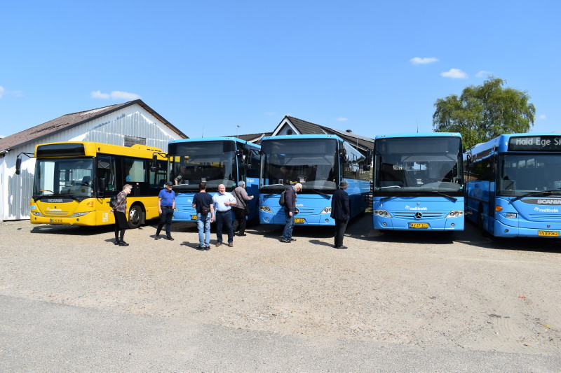 Derefter var der tid til at besigtige ”staldene”. Her ses en række af de busser der kører for Midttrafik.
