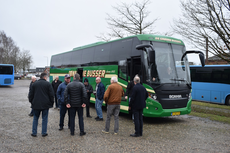 Medlemsudflugten begyndte med rundtur i firmaets flotte Scania Touring HD-turistbus, med 2.-generationsindehaver Vagn Nielsens signatur på forhjørnet.