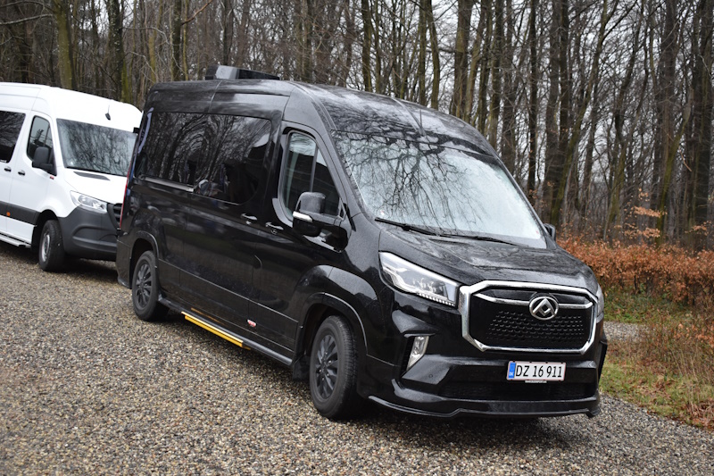 Maxus e-Deliver9 kommer til landet som en varebil, men indrettes som minibus af VBI Group i Danmark.