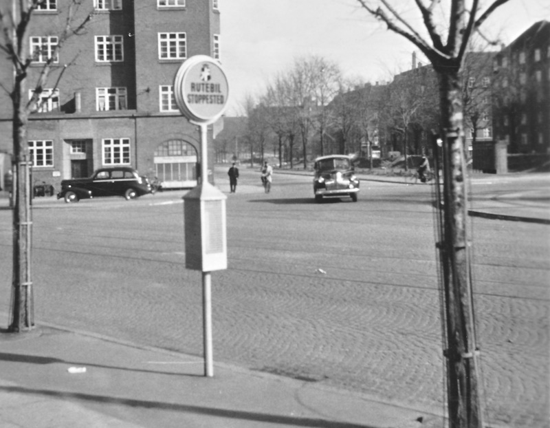 Rutebil-stoppested med logo fra Landsforeningen Danmarks Bilruter, i Aarhus.