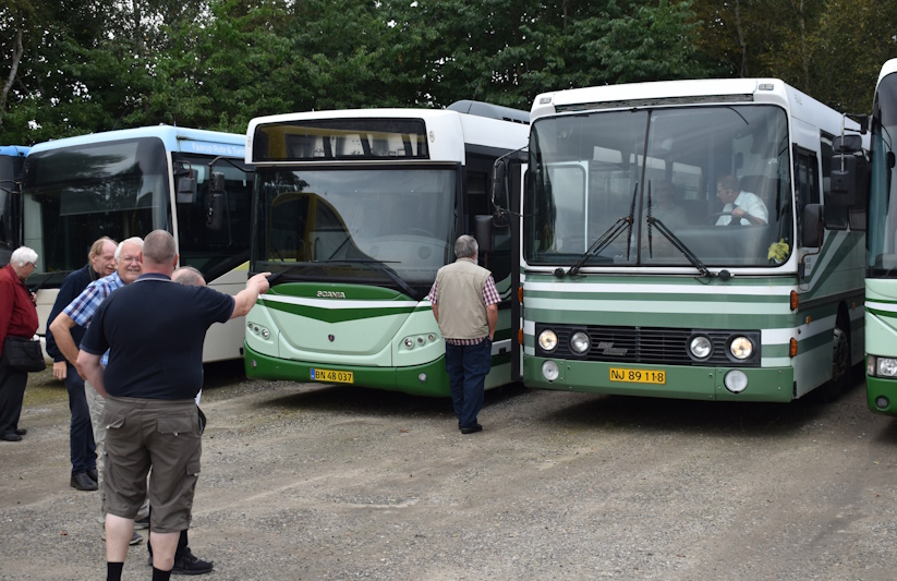 Det store samlingspunkt var firmaets DAB-Silkeborg-bus årgang 1993, der naturligvis blev startet op så vi også kunne nyde lyd og duft.