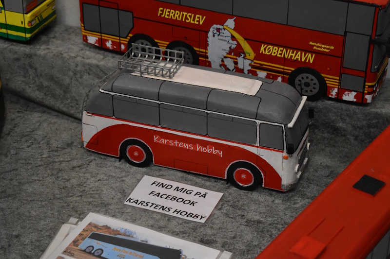 Karstens modeller er utroligt flot dekorerede. Her er f.eks. Søndergaards Rutebilers Danmarkskort-dekoration gengivet i mindste detalje.