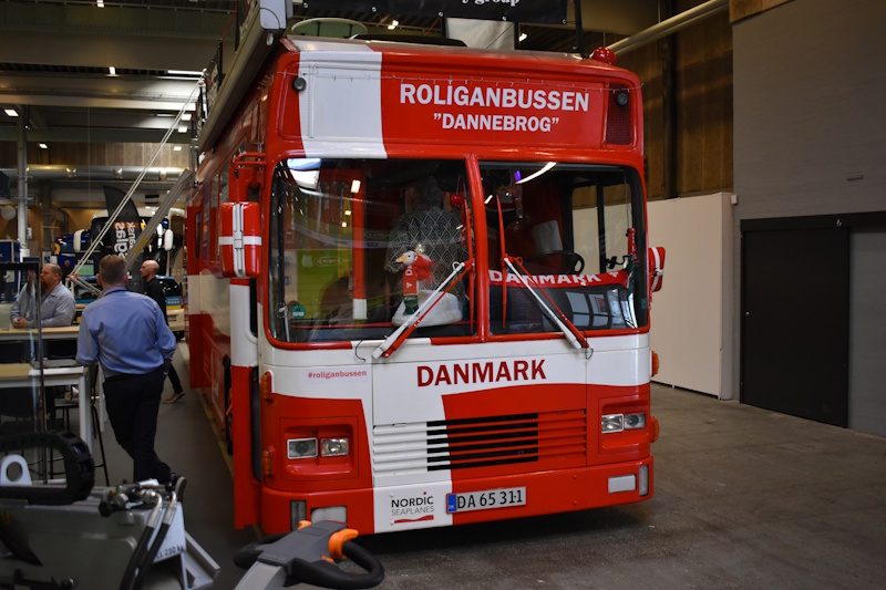 Dansk Busglas havde lejet denne Roliganbussen "Dannebrog", bygget som DSB-rutebil i Aabenraa, og siden ombygget til børnehavebus i Roskilde.
