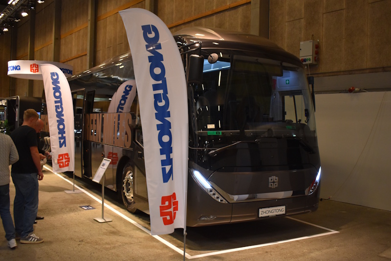 Hessel Bus har udvidet programmet med kinesiske Zhongtong. Man er allerede i gang med at levere elektriske rutebiler til Bornholm. Man udstillede bl.a. denne turistbus.